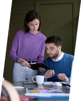Equipo revisando materiales visuales y decisiones de diseño