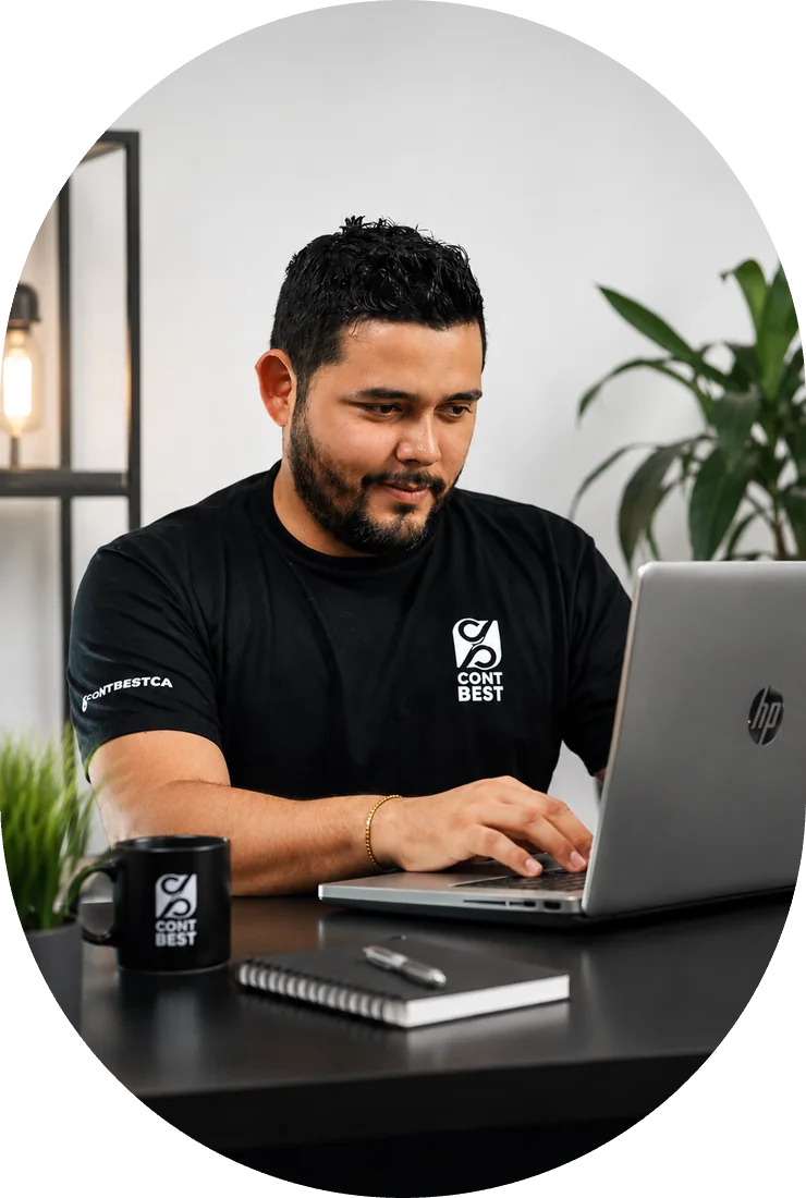 Contbest, agencia de marketing digital: especialista desarrollando la web de un cliente