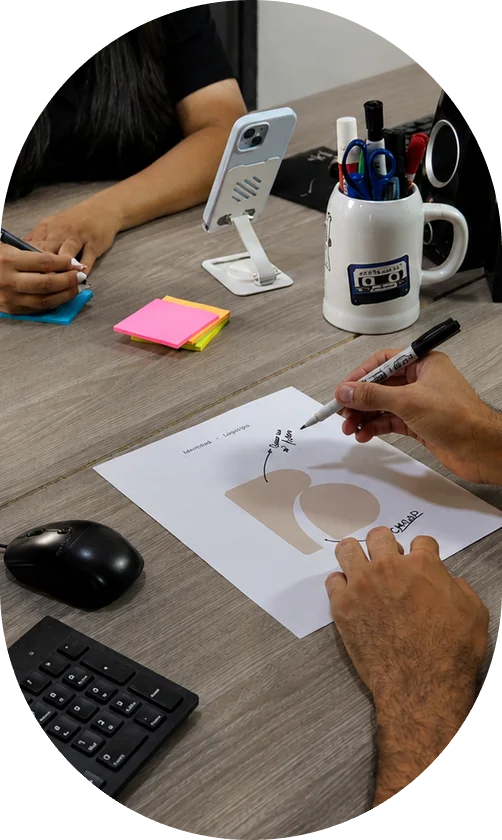 Equipo de diseño de Contbest bocetando la identidad visual de una marca durante el proceso creativo