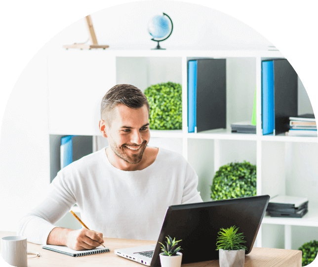 Especialista revisando campañas publicitarias y resultados de paid social